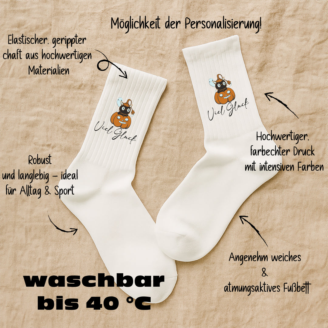 Socken „Viel Glück“ – Schwarze Katze & Kürbis Design 🎃🐈‍⬛ | Herbst & Halloween Edition | Glückssocken aus Bio-Baumwolle | Made in Europe