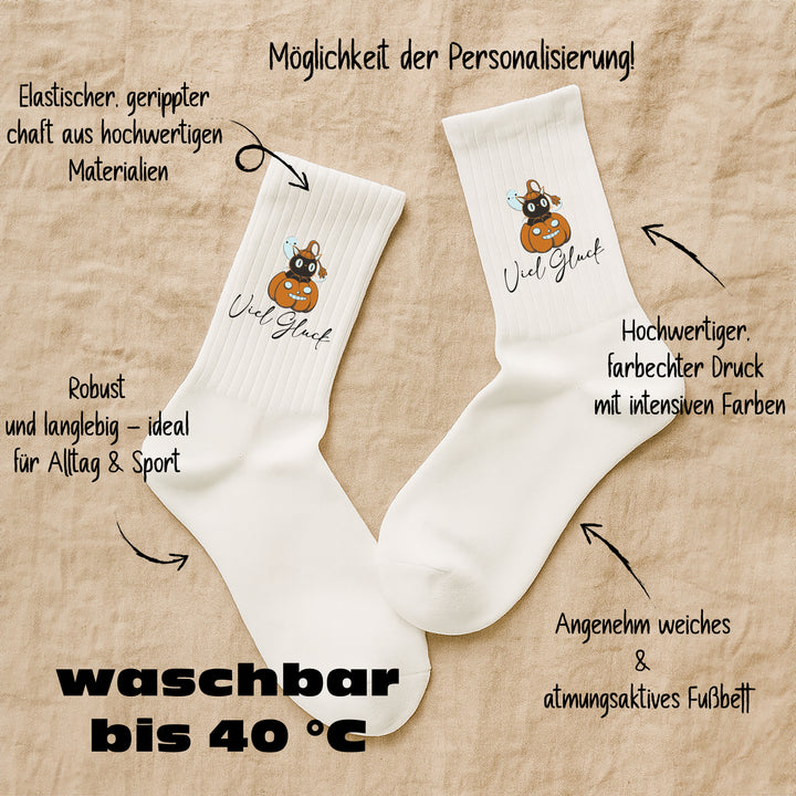 Socken „Viel Glück“ – Schwarze Katze & Kürbis Design 🎃🐈‍⬛ | Herbst & Halloween Edition | Glückssocken aus Bio-Baumwolle | Made in Europe