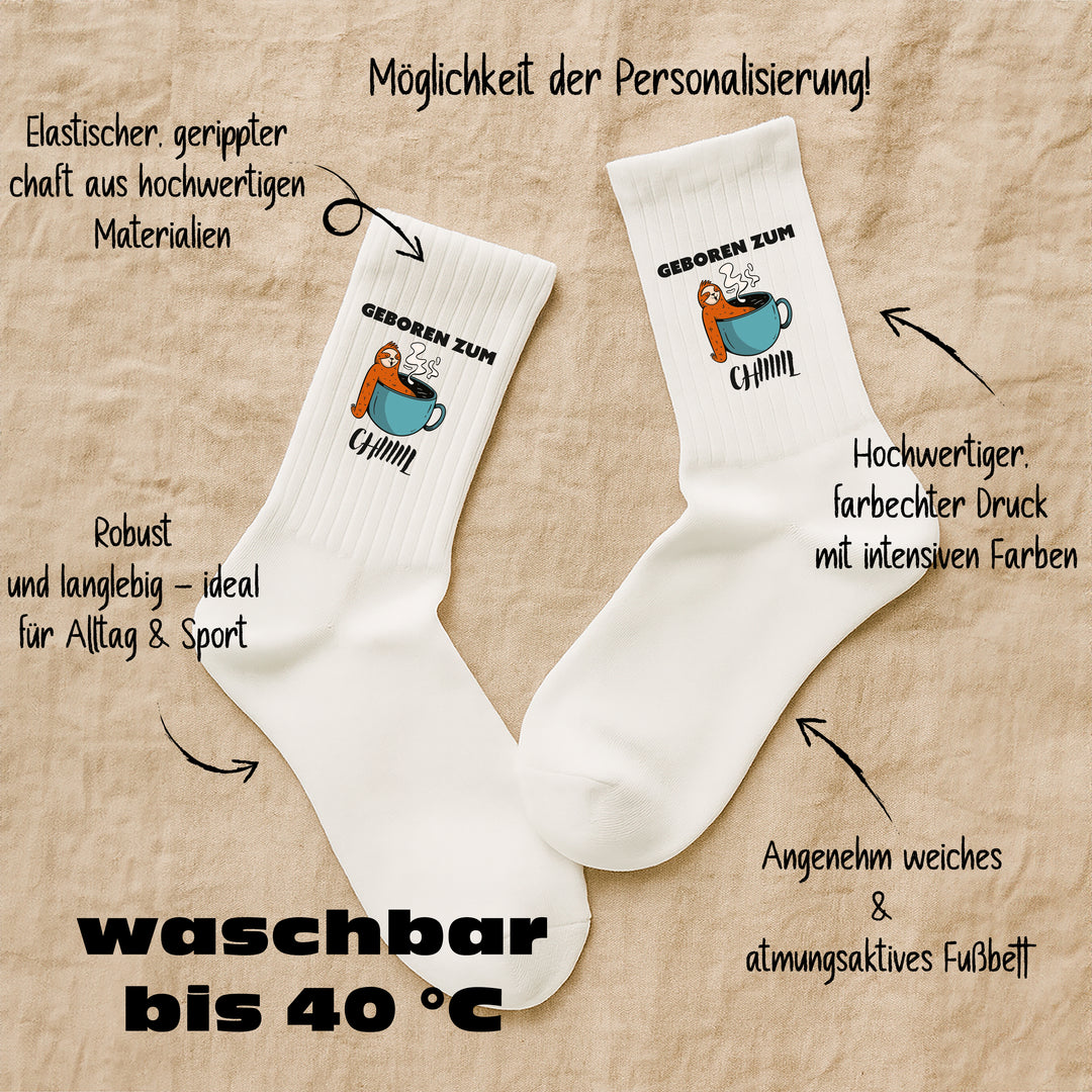 Socken „Geboren zum Chillen“ – Lustige Spruchsocken | Fun & Relax Socks aus Bio-Baumwolle | Geschenk für Faule & Genießer