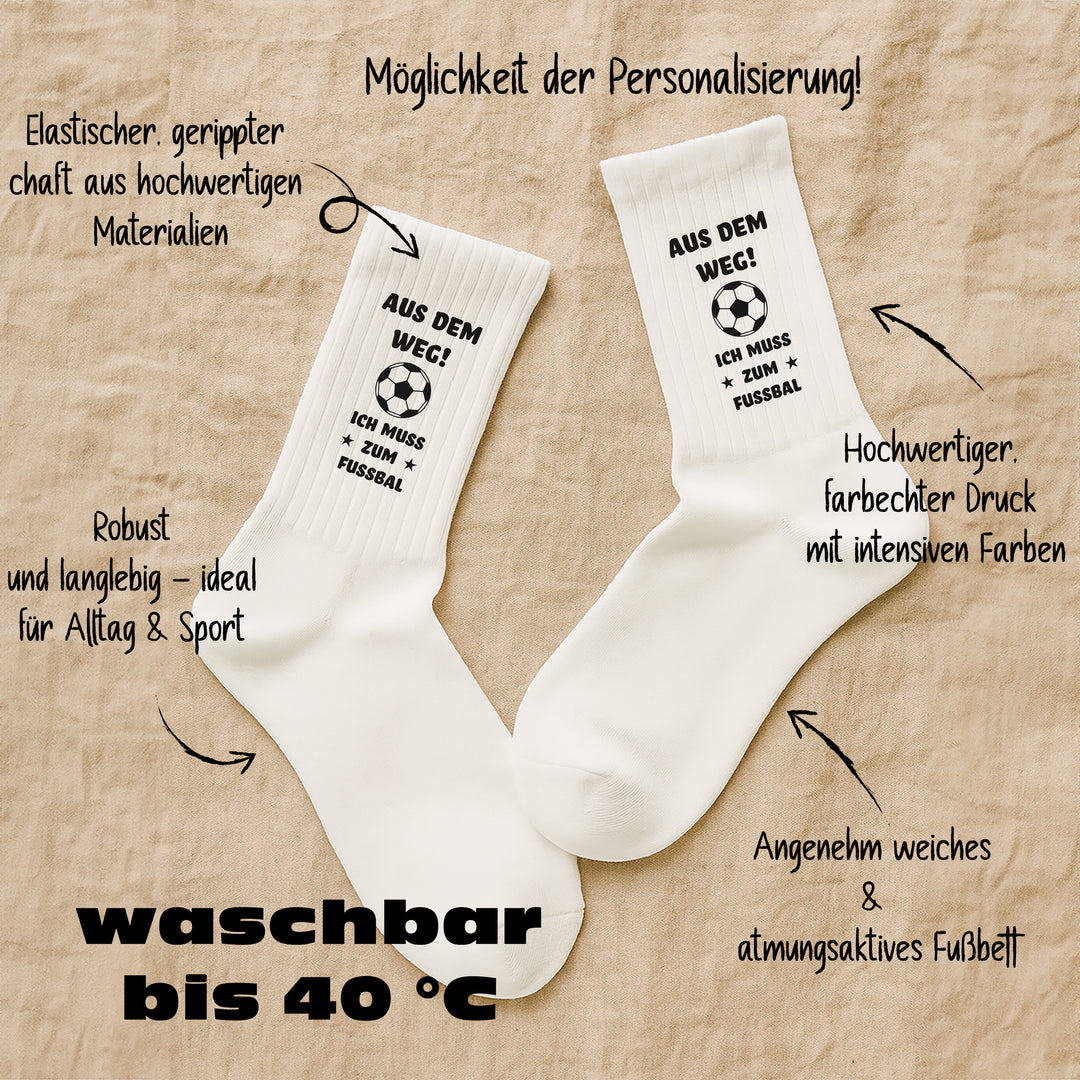 Socken „Aus dem Weg. Ich muss zum Fußball“ | Lustige Fußball-Socken | Geschenk für Fußballfans & Kicker