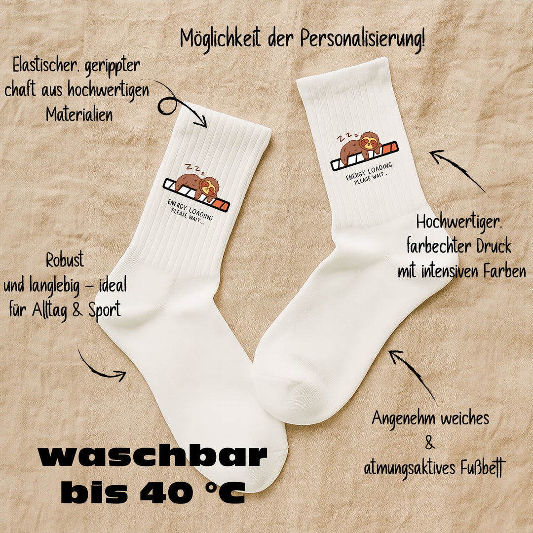 Socken „Energy Loading“ – Lustige Spruchsocken | Funny Motivsocken aus Bio-Baumwolle | Geschenkidee für Müde & Morgenmuffel