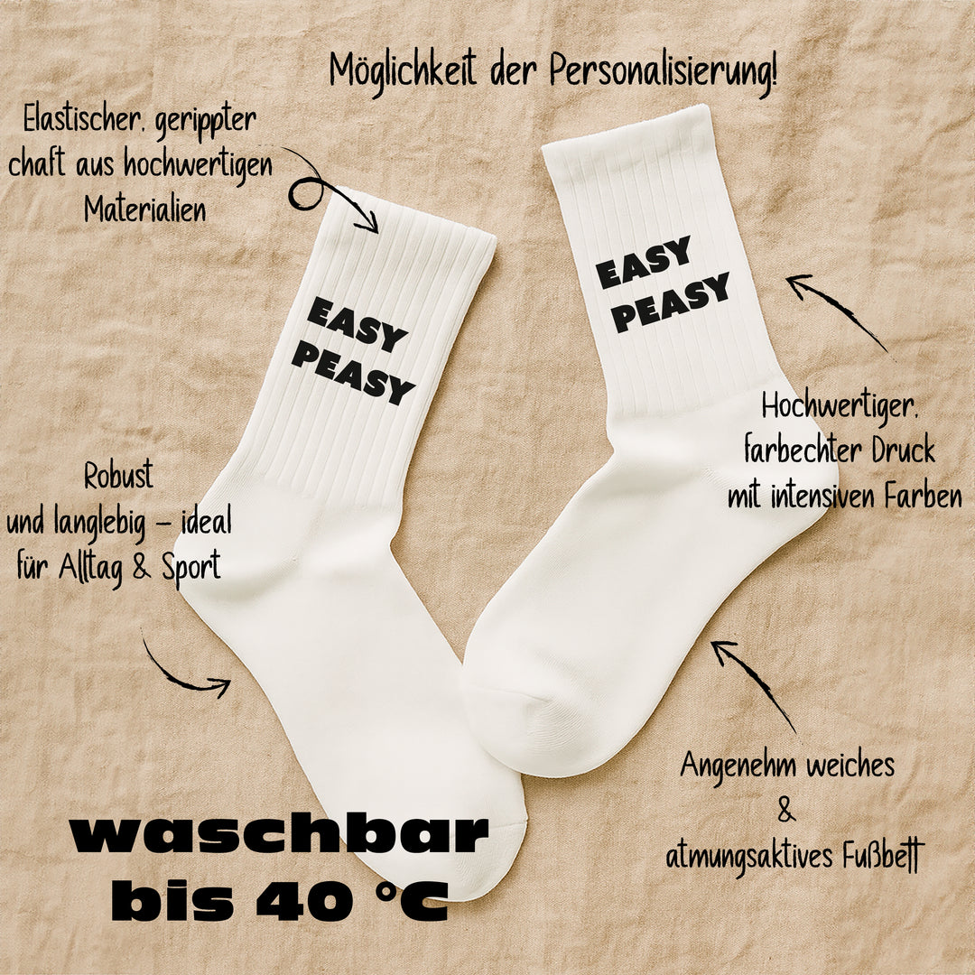Socken „Easy Peasy“ – Lustige Motivsocken mit Spruch | Gute-Laune-Socken aus Bio-Baumwolle | Made in Europe