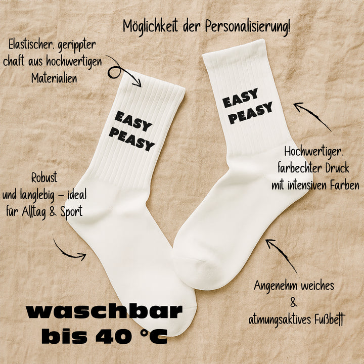 Socken „Easy Peasy“ – Lustige Motivsocken mit Spruch | Gute-Laune-Socken aus Bio-Baumwolle | Made in Europe