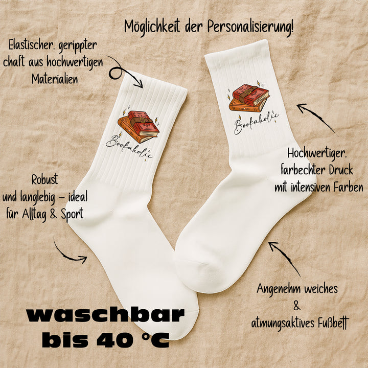 Socken „Bookaholic“ – Lustige Leseratten-Socken | Geschenk für Buchliebhaber | Witzige Motivsocken aus Bio-Baumwolle