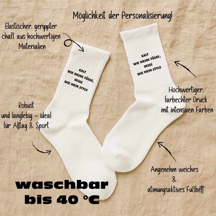 Socken „Kalt wie meine Füße – heiß wie mein Style“ – Lustige Spruchsocken | Fun & Fashion Socks aus Bio-Baumwolle | Made in Europe