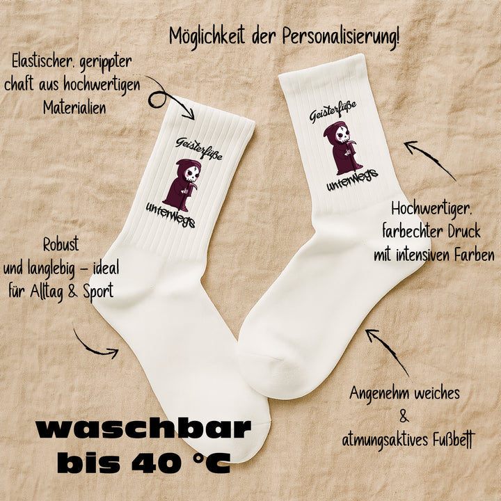 Socken „Geister-Füße unterwegs“ – Lustige Halloween-Socken | Spooky Fun Socks aus Bio-Baumwolle | Limited Halloween Edition