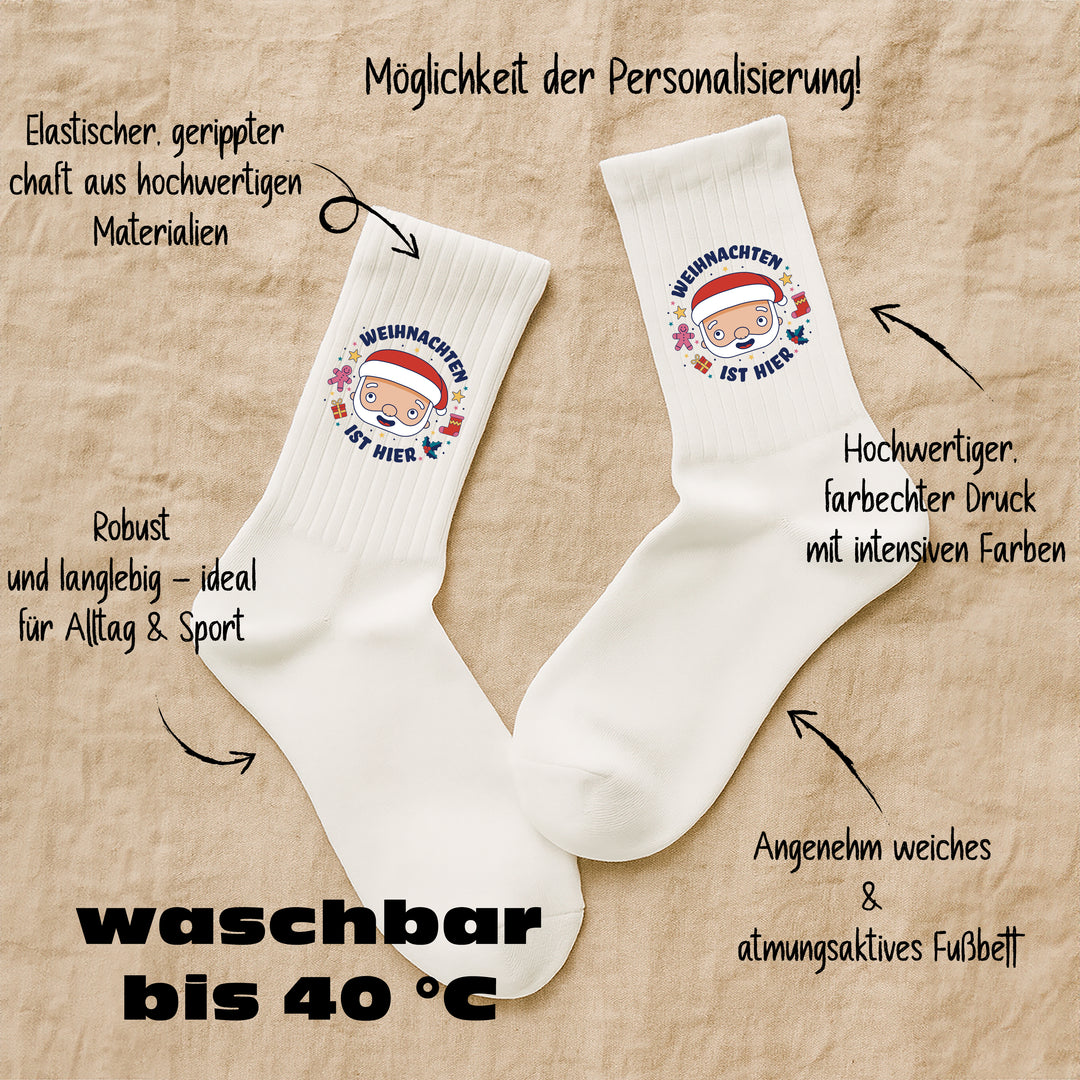 Socken „Weihnachten ist hier“ – Lustige & festliche Weihnachtssocken | Xmas Fun Socks aus Bio-Baumwolle | Made in Europe