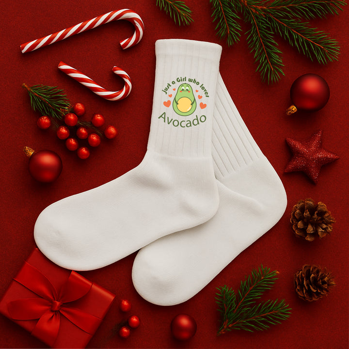 Socken „Just a girl who loves avocado“ – Lustige Avocado-Socken | Cute Fun Socks aus Bio-Baumwolle | Geschenkidee für Frauen