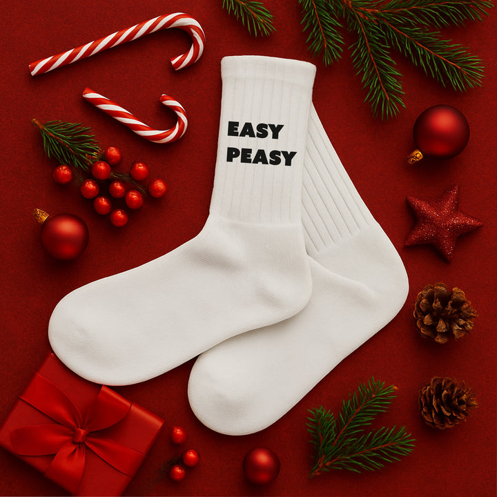 Socken „Easy Peasy“ – Lustige Motivsocken mit Spruch | Gute-Laune-Socken aus Bio-Baumwolle | Made in Europe