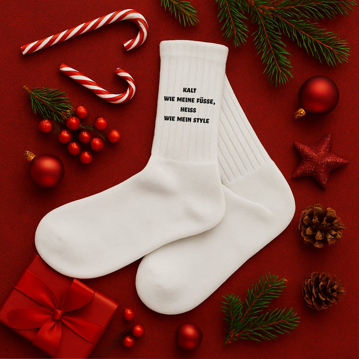 Socken „Kalt wie meine Füße – heiß wie mein Style“ – Lustige Spruchsocken | Fun & Fashion Socks aus Bio-Baumwolle | Made in Europe