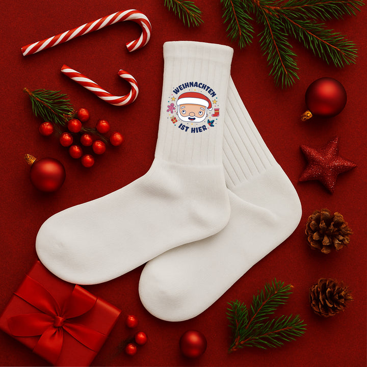 Socken „Weihnachten ist hier“ – Lustige & festliche Weihnachtssocken | Xmas Fun Socks aus Bio-Baumwolle | Made in Europe