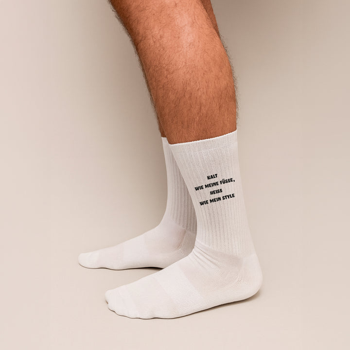 Socken „Kalt wie meine Füße – heiß wie mein Style“ – Lustige Spruchsocken | Fun & Fashion Socks aus Bio-Baumwolle | Made in Europe