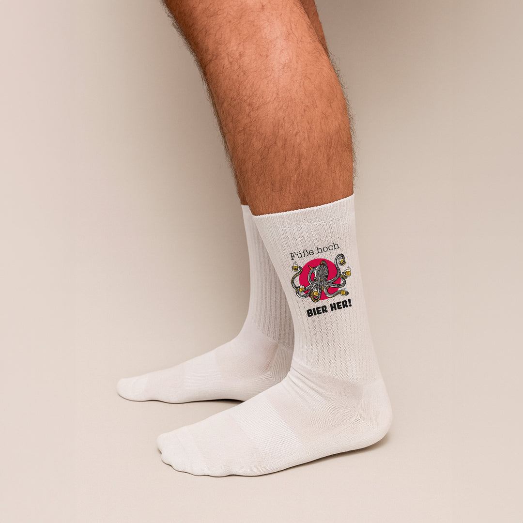 Socken „Füße hoch, Bier hier“ – Lustige Spruchsocken | Geschenk für Männer & Bierliebhaber | Fun Socks aus Bio-Baumwolle
