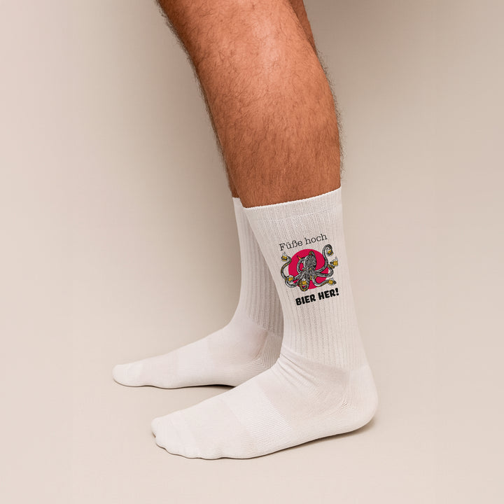 Socken „Füße hoch, Bier hier“ – Lustige Spruchsocken | Geschenk für Männer & Bierliebhaber | Fun Socks aus Bio-Baumwolle