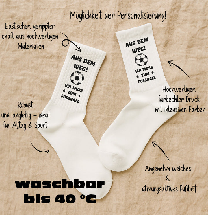 Socken „Aus dem Weg. Ich muss zum Fußball“ | Lustige Fußball-Socken | Geschenk für Fußballfans & Kicker