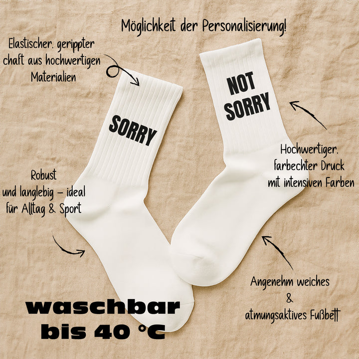 Socken „Sorry. Not Sorry.“ – Freche Spruchsocken | Fun & Attitude Socks aus Bio-Baumwolle | Geschenkidee mit Humor | Made in Europe