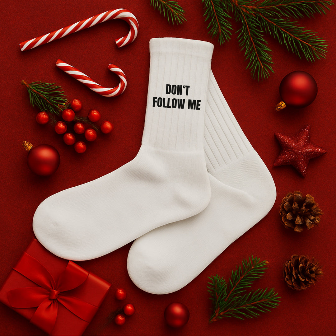 Socken „Don’t follow me, I’m lost too“ – Lustige Spruchsocken | Geschenk für Chaoten & Freigeister | Funny Socks aus Bio-Baumwolle