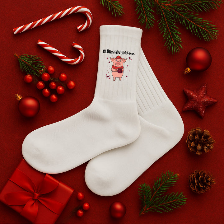 Socken „Glühschweinchen“ – Lustige Weihnachtssocken | Christmas Fun Socks mit Schweinchen-Motiv | Made in Europe