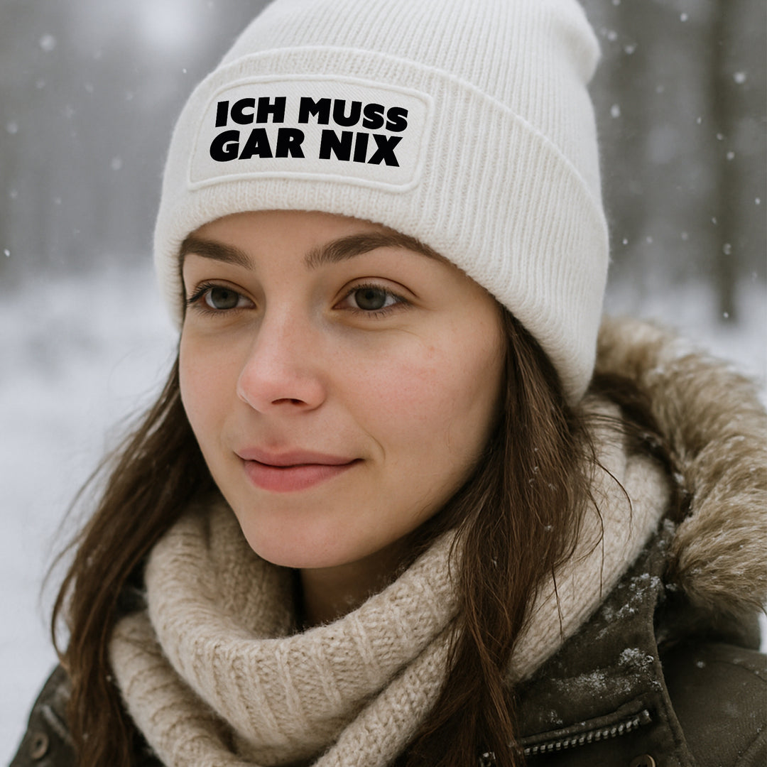 Ich muss gar nix Mütze – Lustige Beanie mit Spruch | Freches Geschenk für Menschen mit Haltung
