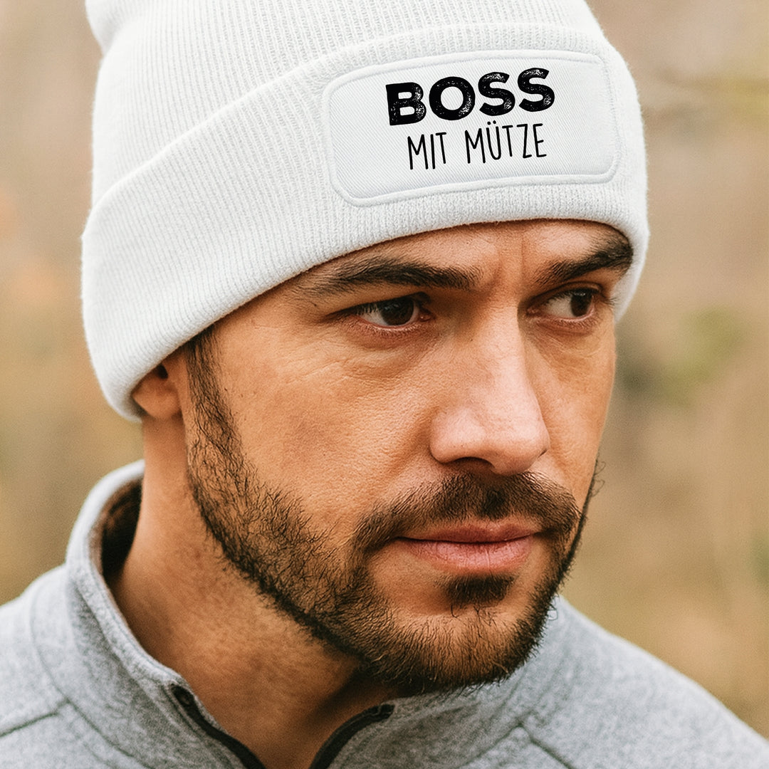 Boss mit Mütze – Lustige Beanie mit Spruch | Geschenk für Chefs & Menschen mit Stil