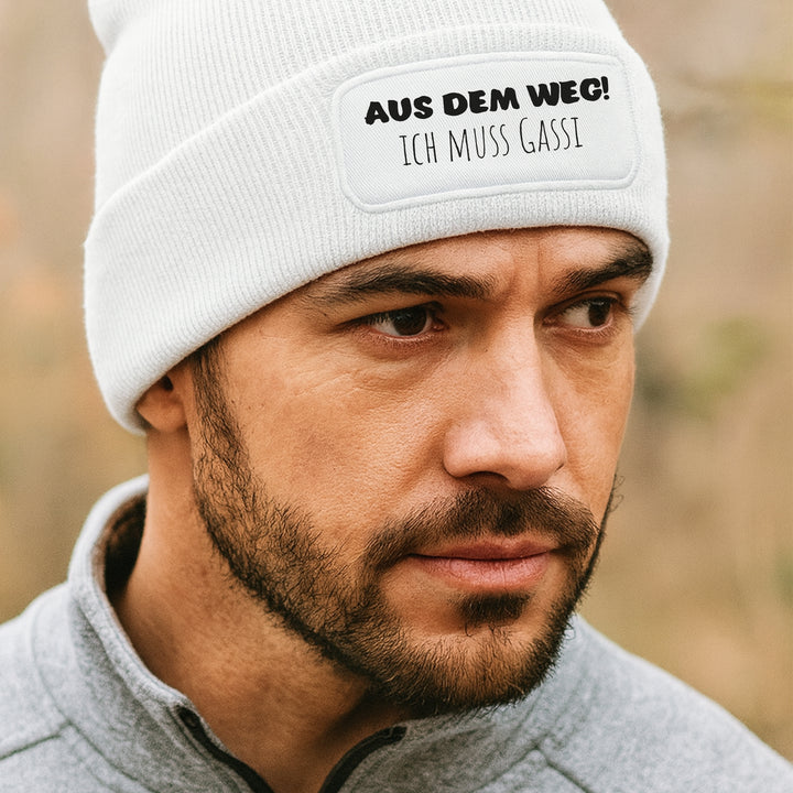 Mütze „Aus dem Weg – ich muss Gassi“ | Lustige Beanie für Hundebesitzer